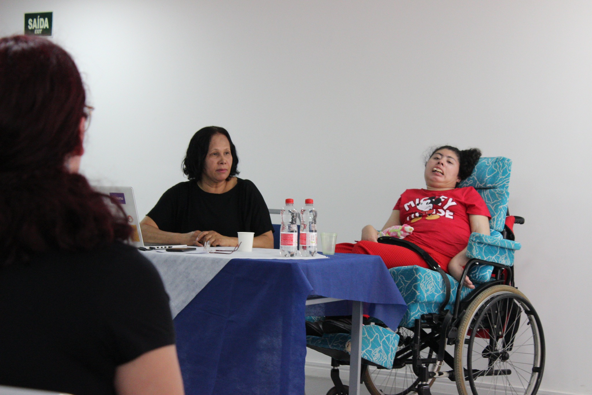  Gersonita e a filha Larissa, em palestra no auditório do CMPD.