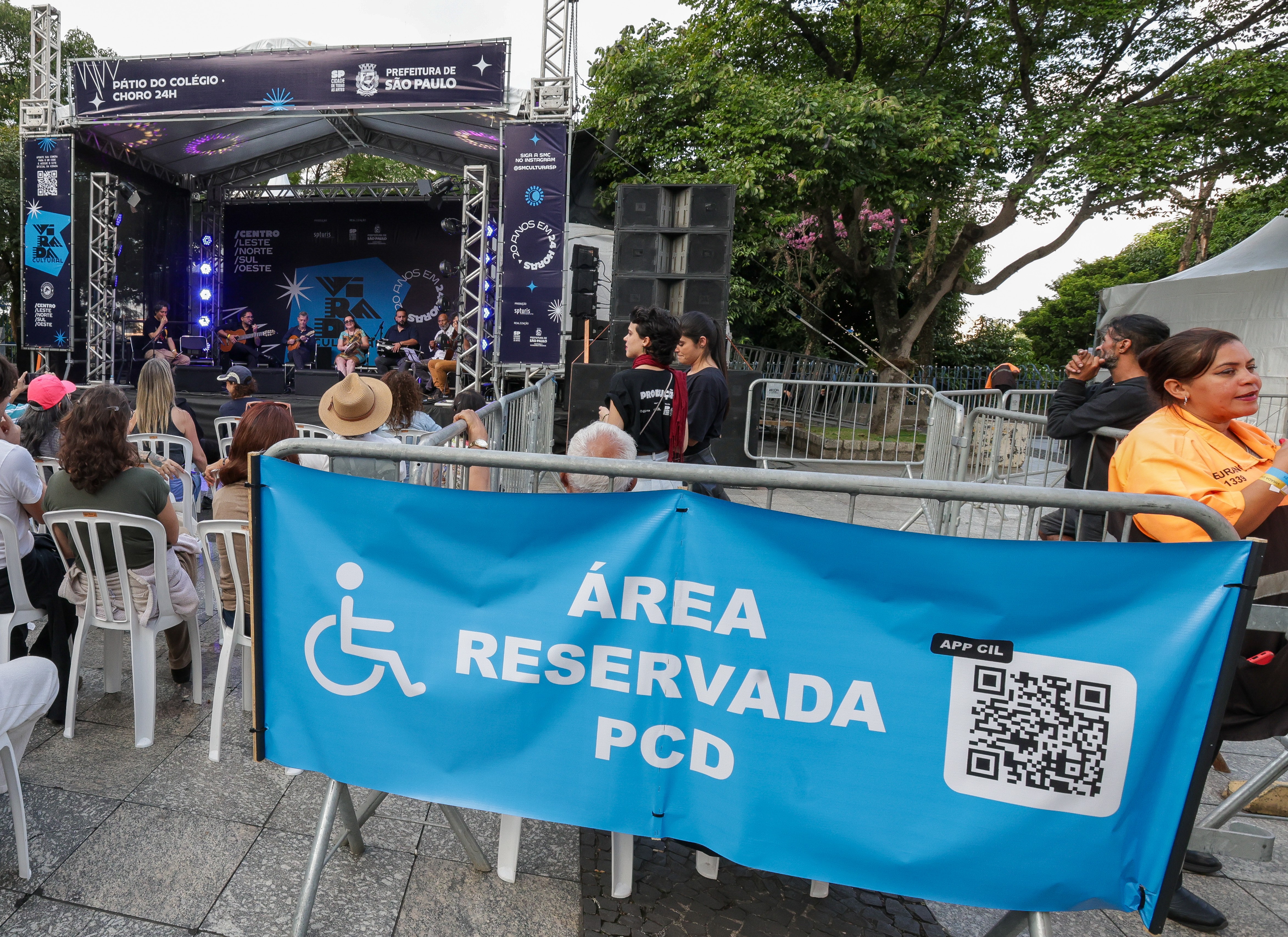 Imagem do Palco Pátio do Colégio da Virada Cultural com destaque para a área reservada para pessoas com deficiência 