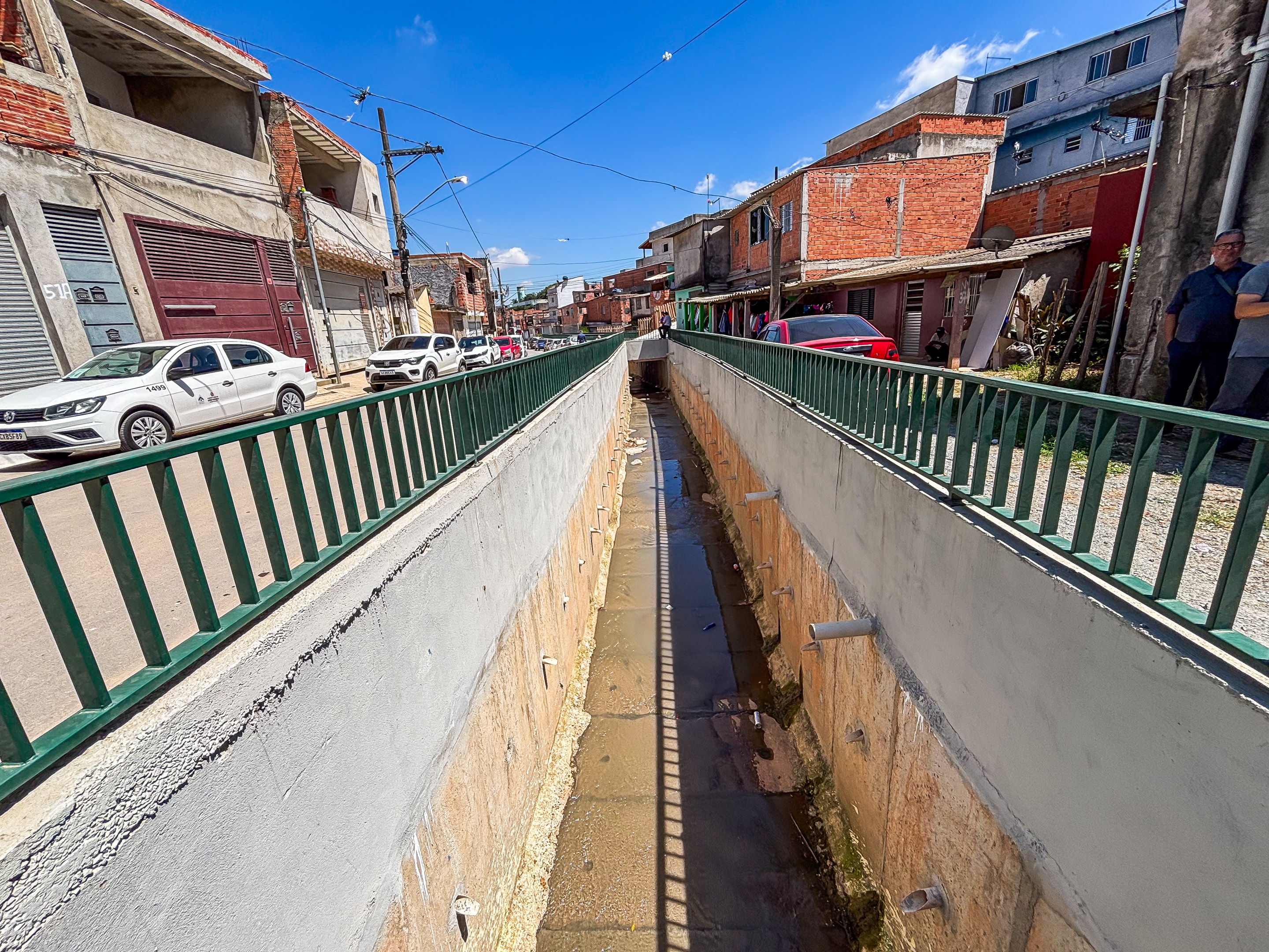 Córrego Gonçalves da Costa canalizado, corrimões/grades na cor verde.