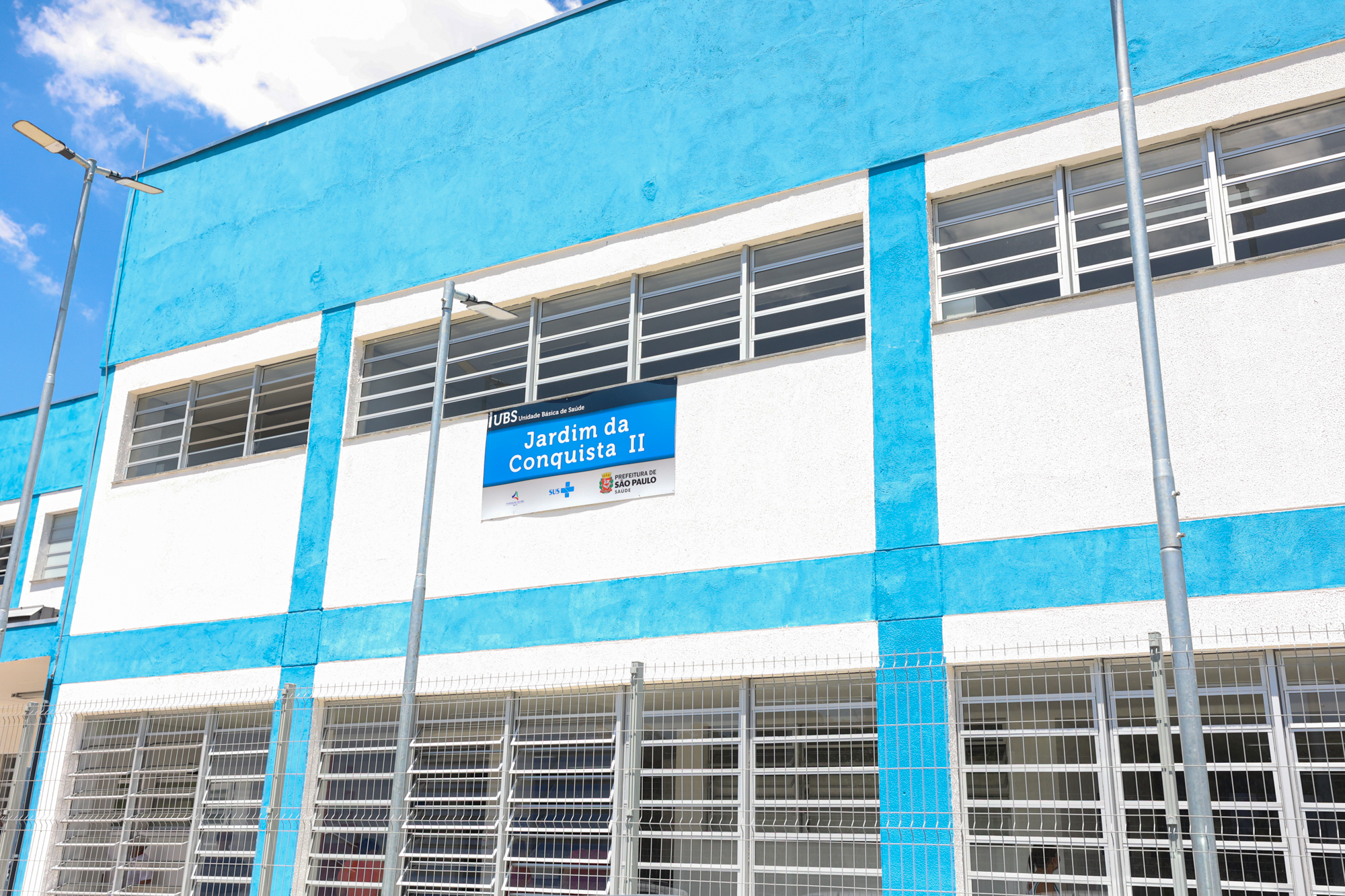 Fachada UBS Jardim da Conquista II, cores azul e branco.