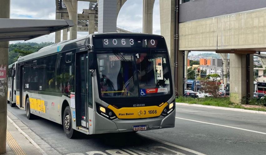 Ônibus cinza e amarelo no ponto