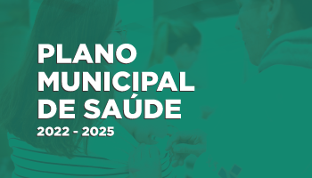 Arte possui fundo verde e uma imagem em marca d'água de uma profissional da saúde aplicando vacina em uma mulher. Em letras brancas está escrito: Plano Municipal de Saúde 20221-2025