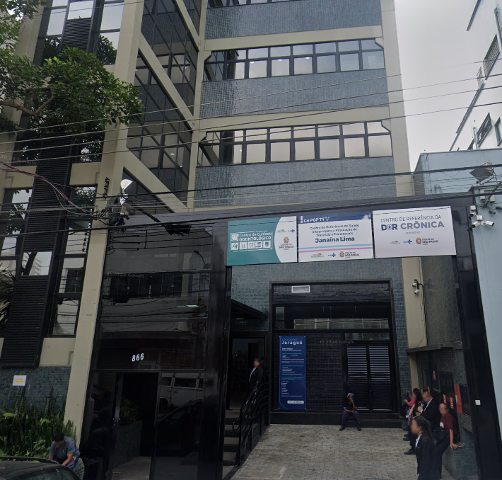 A imagem mostra a entrada do prédio do CRPOP TT