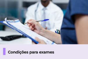 A imagem mostra um profissional da saúde em um ambiente hospitalar, segurando uma prancheta e caneta, abaixo uma faixa com o texto 