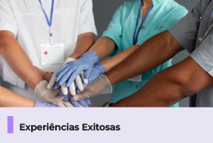 A imagem mostra vários profissionais de saúde, com as mãos juntas, abaixo uma faixa com o texto 
