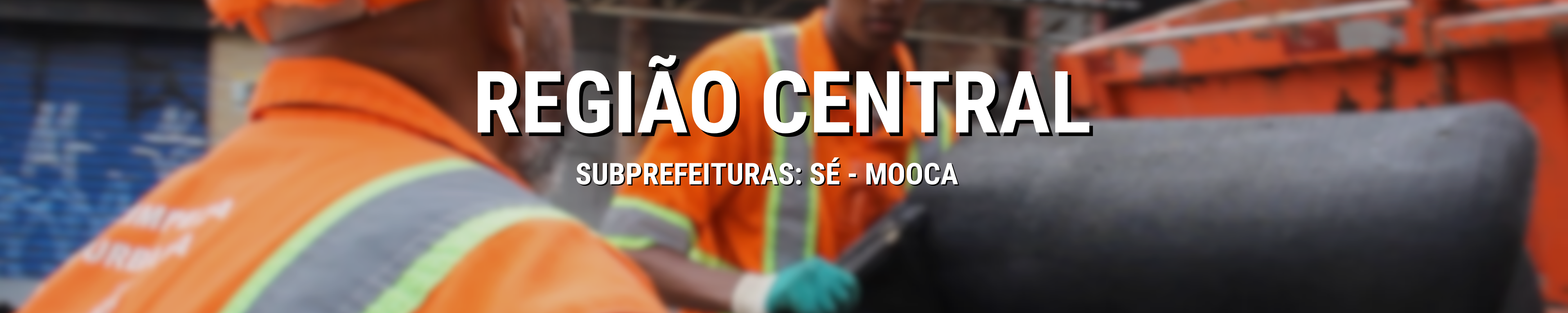 Dois trabalhadores da limpeza urbana, usando uniformes laranja com faixas reflexivas, removem um grande colchão escuro próximo a uma caçamba laranja. Ao fundo, há um estabelecimento comercial com portas metálicas azuis pichadas. O texto "REGIÃO CENTRAL" aparece em destaque, com as subprefeituras Sé e Mooca listadas abaixo.