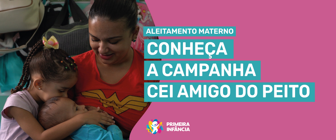 Mãe amamentando criança ao lado de sua filha 