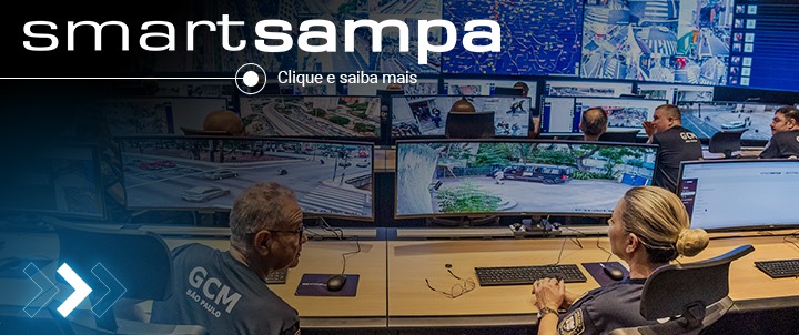 #PraTodosVerem A imagem mostra uma sala de videomonitoramento, com guardas civis metropolitanos (GCMs) sentados à frente das telas, monitorando imagens em tempo real. As telas exibem diversas imagens de câmeras de segurança, refletindo a operação em diferentes áreas da cidade. No topo da imagem, à esquerda, há um título em branco que descreve o 